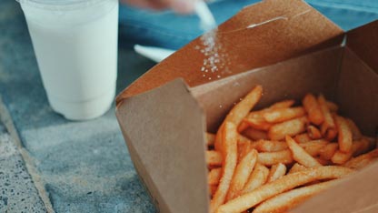 Une boîte de frites et un milkshake.