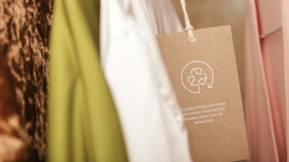 Gros plan sur l'étiquette d'un vêtement avec le symbole de recyclage