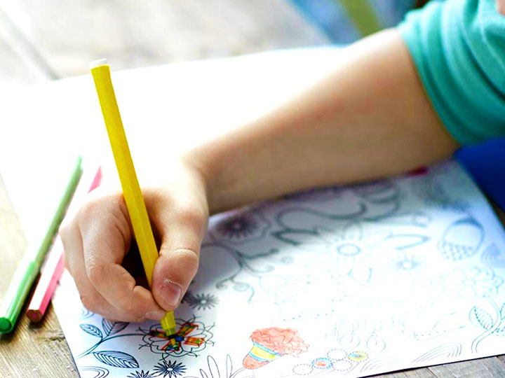 Crayons de couleur et fournitures de bureau disposées sur un bureau