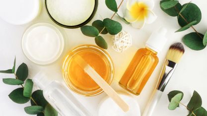 Une photo de produits cosmétiques et de plantes