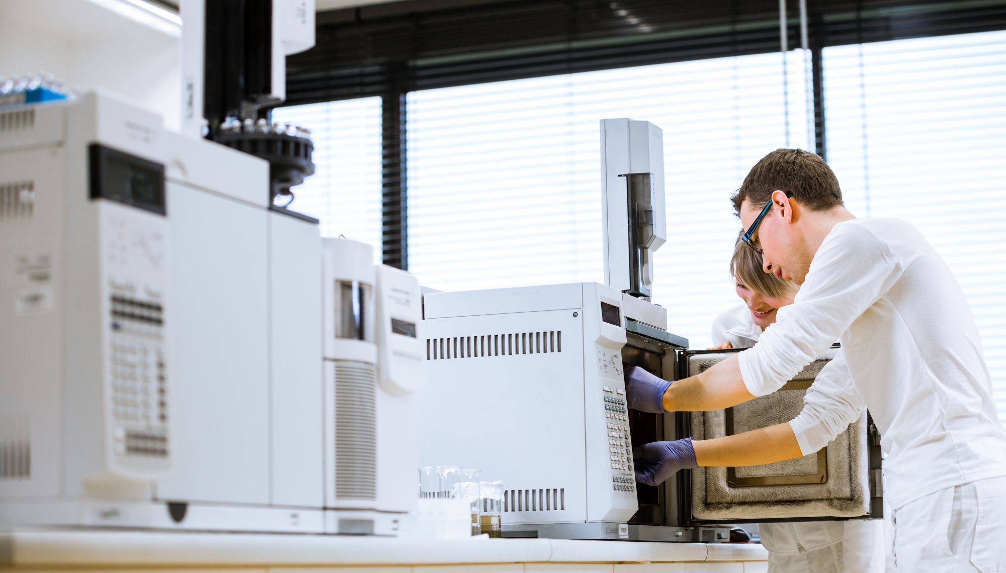 Expert effectuant des recherches scientifiques dans un laboratoire à l'aide d'un chromatographe en phase gazeuse